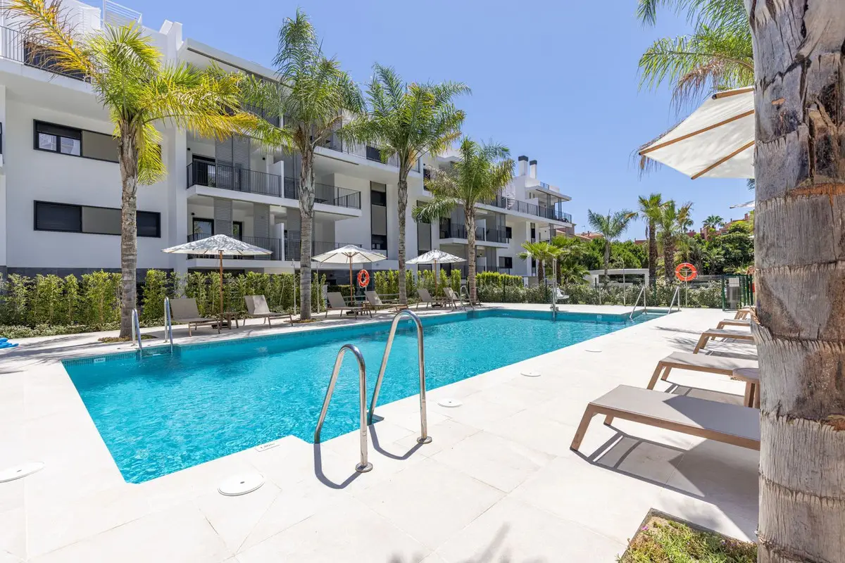 Middle Floor Apartment for sale in Estepona — photo 1