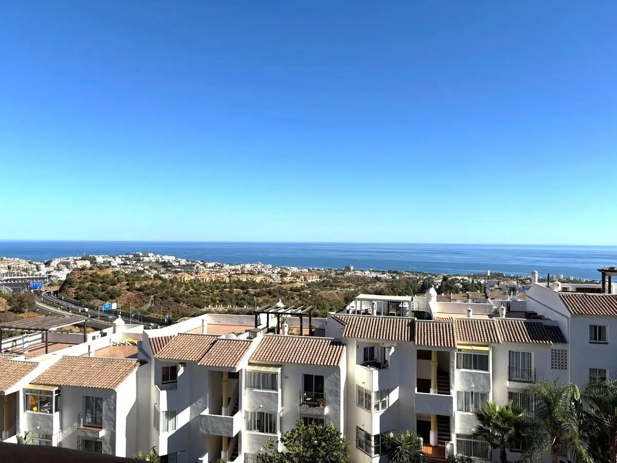 Middle Floor Apartment for sale in Calahonda — photo 1