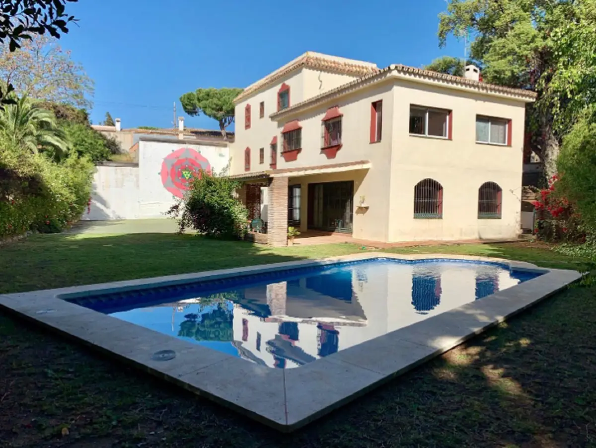 Detached Villa for sale in Elviria — photo 1