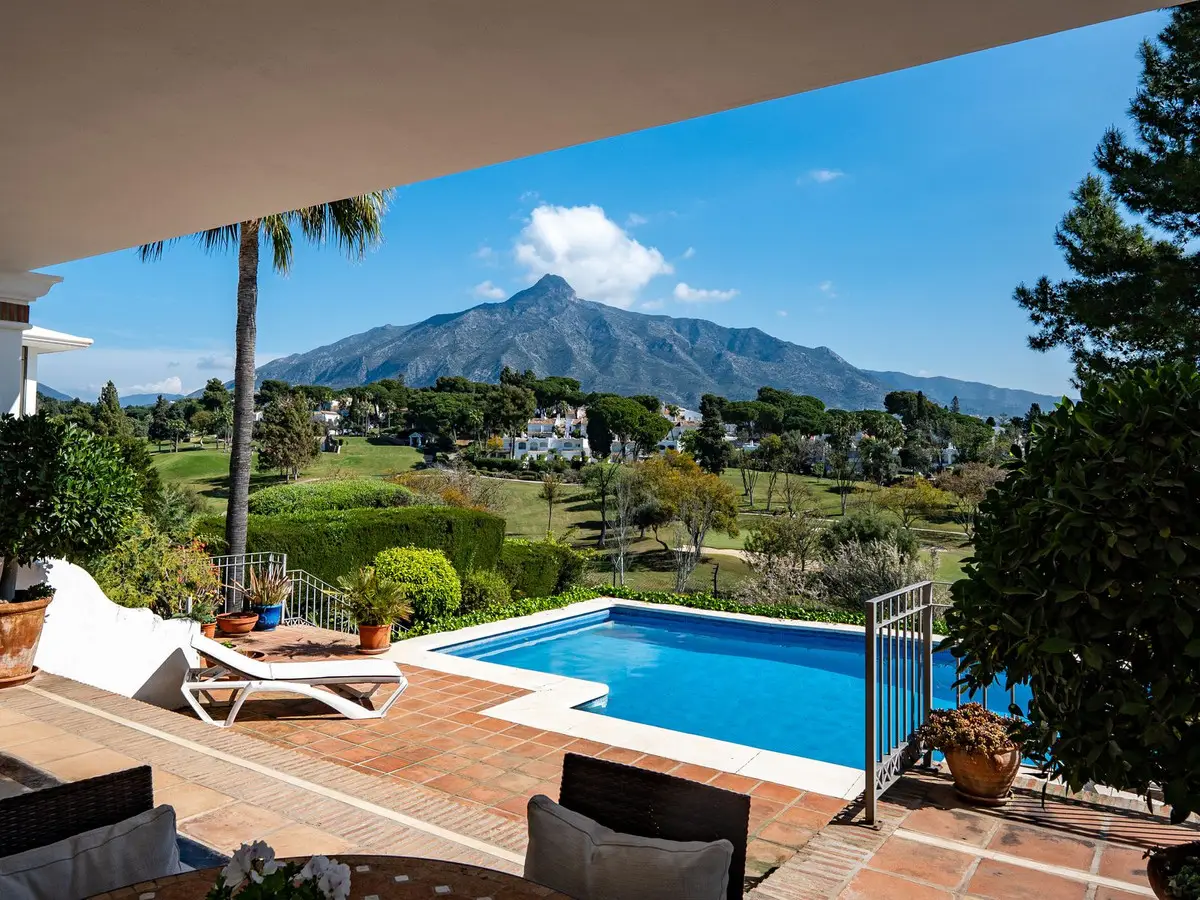 Detached Villa for sale in Aloha — photo 1
