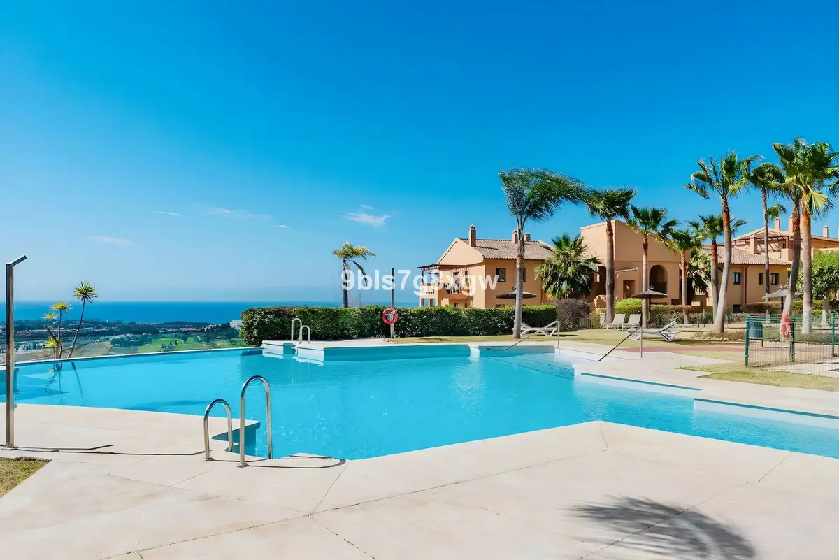 Middle Floor Apartment for sale in Benahavís — photo 1
