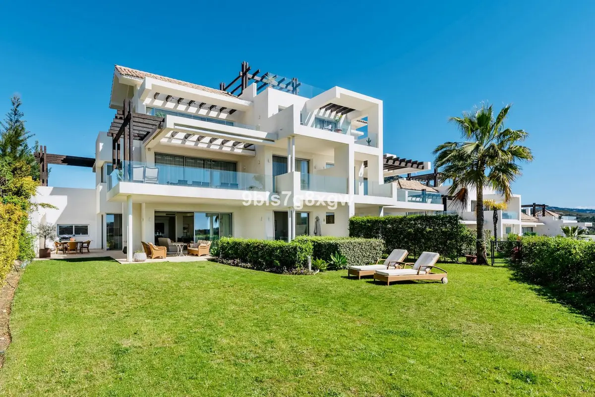 Ground Floor Apartment for sale in Benahavís — photo 1