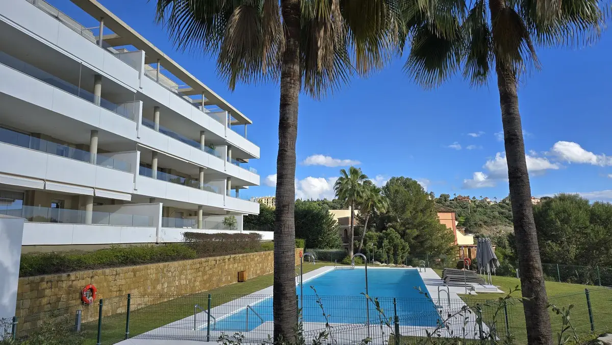 Ground Floor Apartment for sale in Benahavís — photo 1