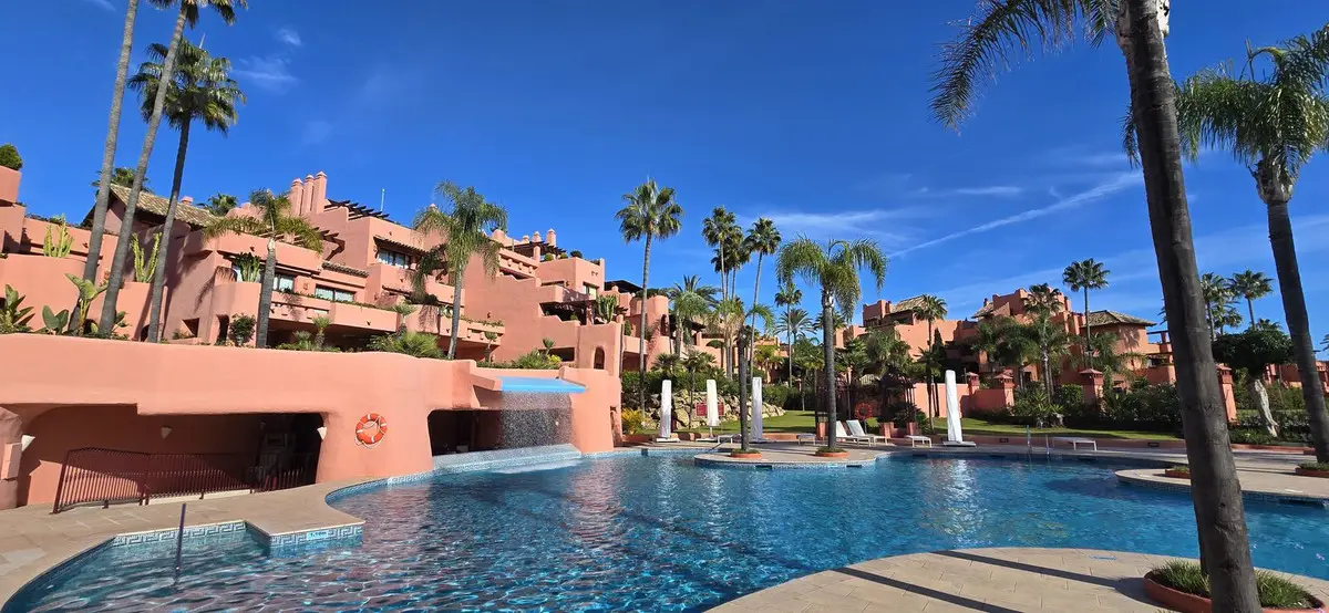 Middle Floor Apartment for sale in Estepona — photo 1