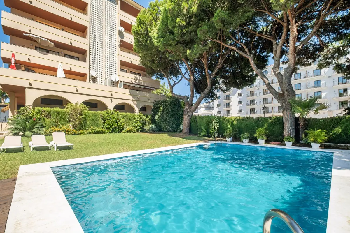 Middle Floor Apartment for sale in Nueva Andalucía — photo 1