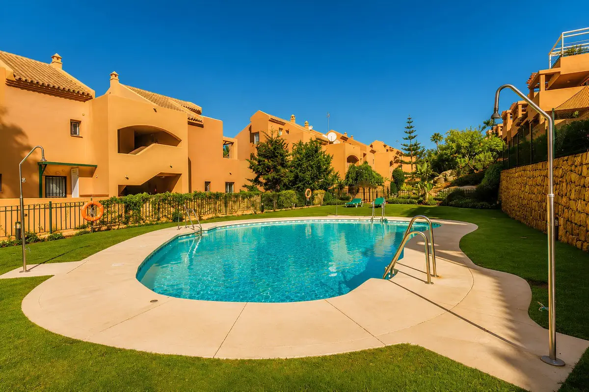 Middle Floor Apartment for sale in Elviria — photo 1