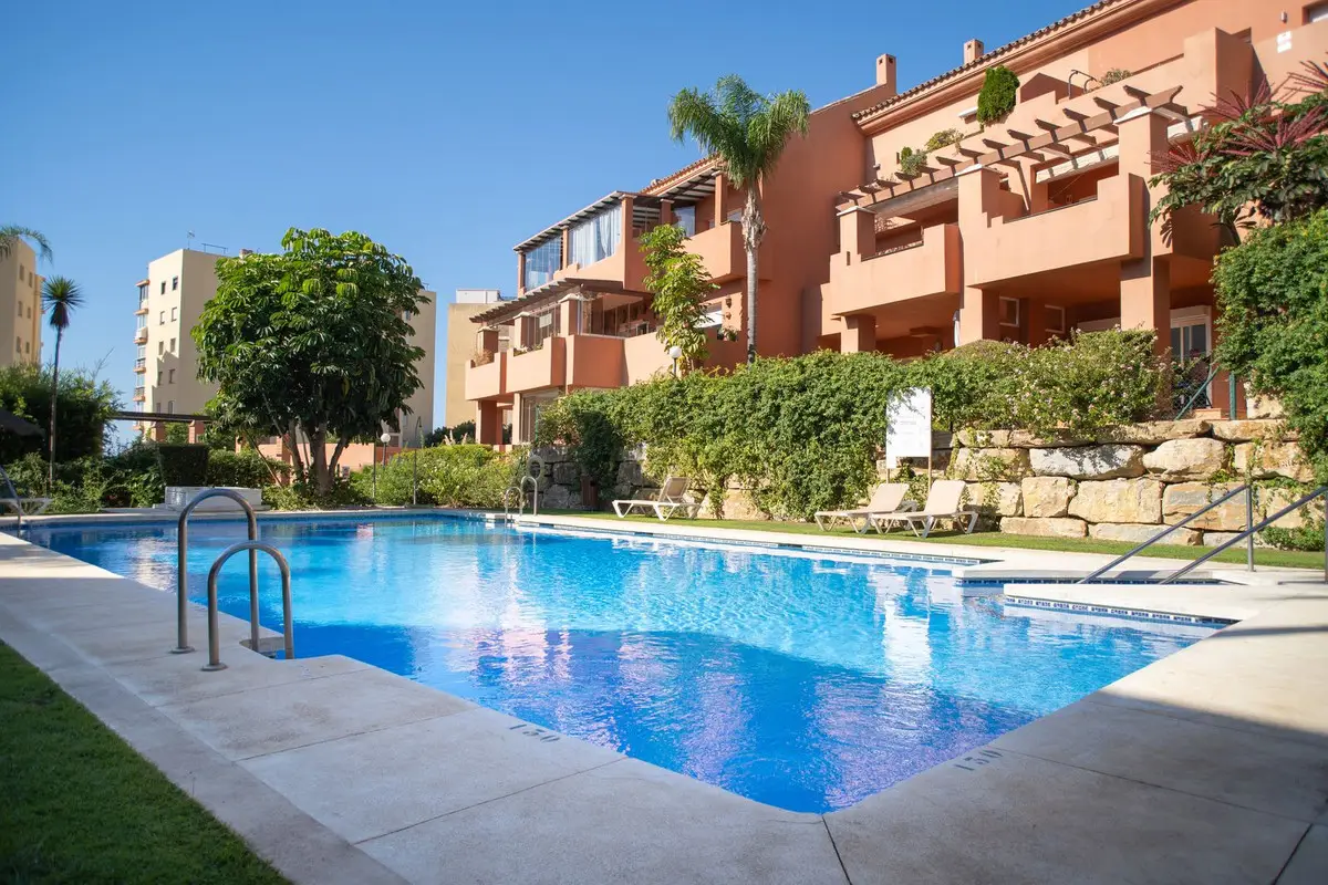 Middle Floor Apartment for sale in Estepona — photo 1