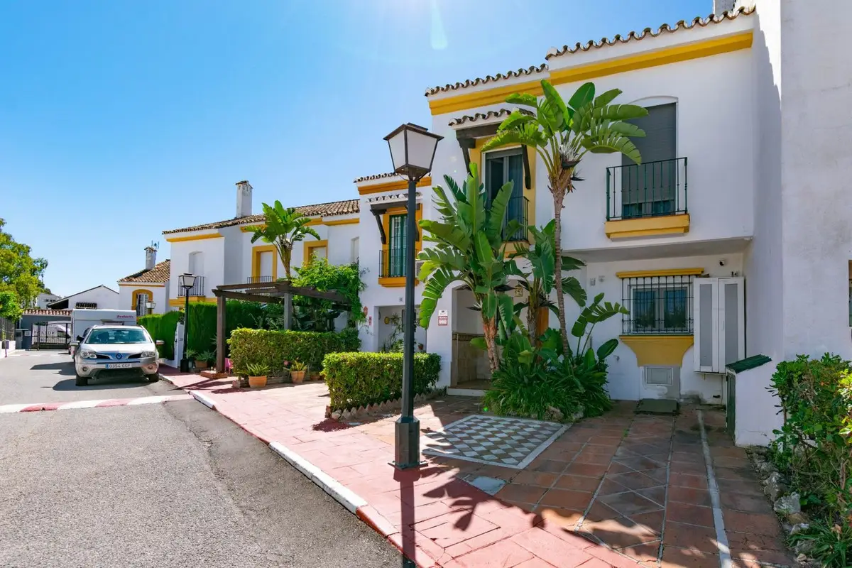 Townhouse for sale in Estepona — photo 1