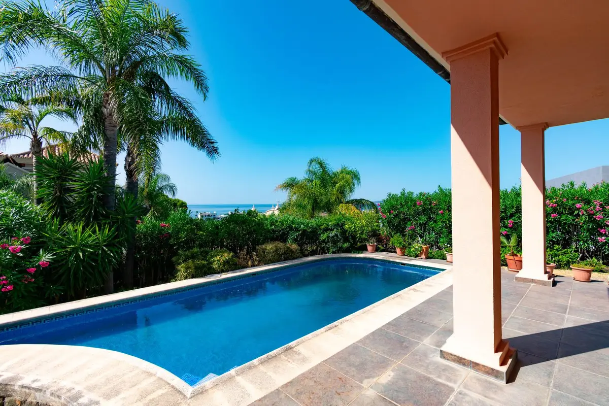 Detached Villa for sale in Estepona — photo 1
