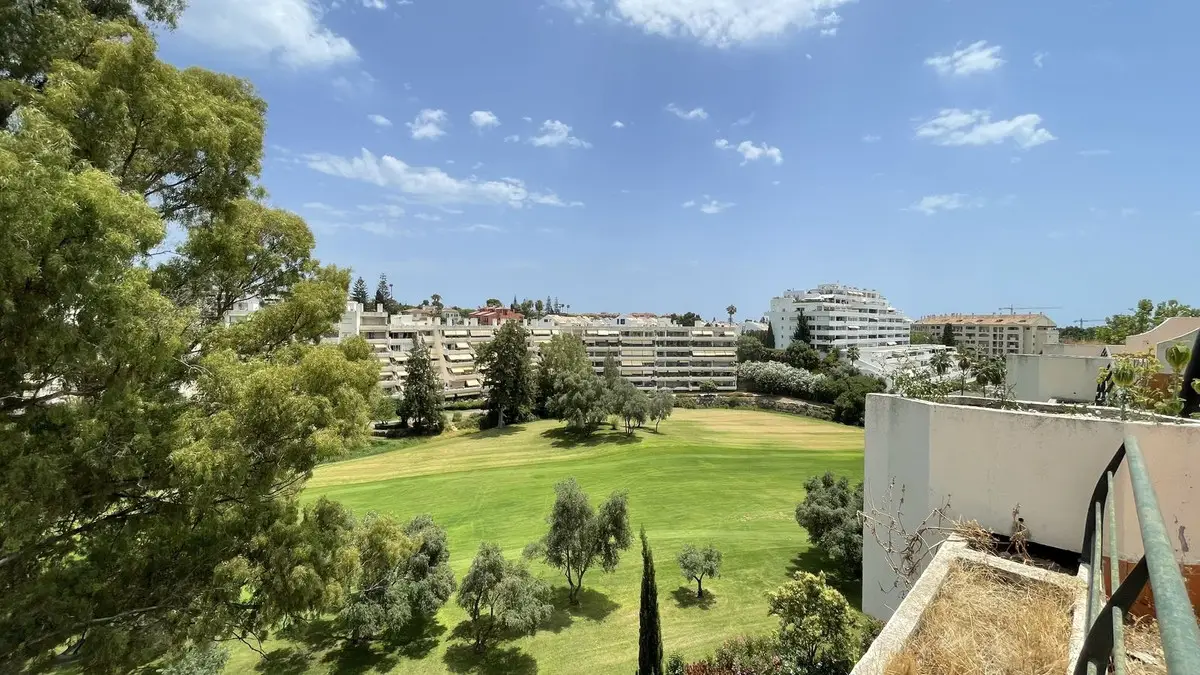 Top Floor Apartment for sale in Guadalmina Alta — photo 1