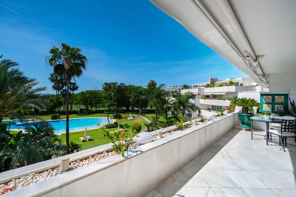Penthouse for sale in Nueva Andalucía — photo 1