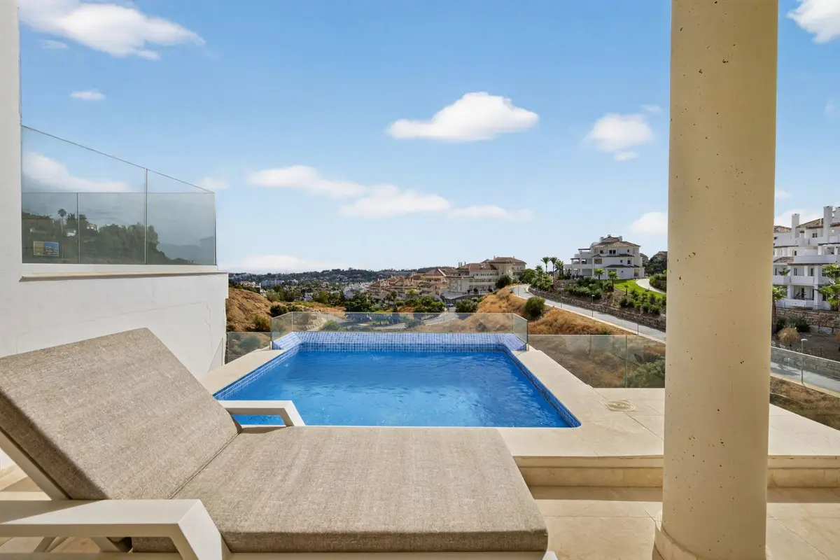 Middle Floor Apartment for sale in Nueva Andalucía — photo 1