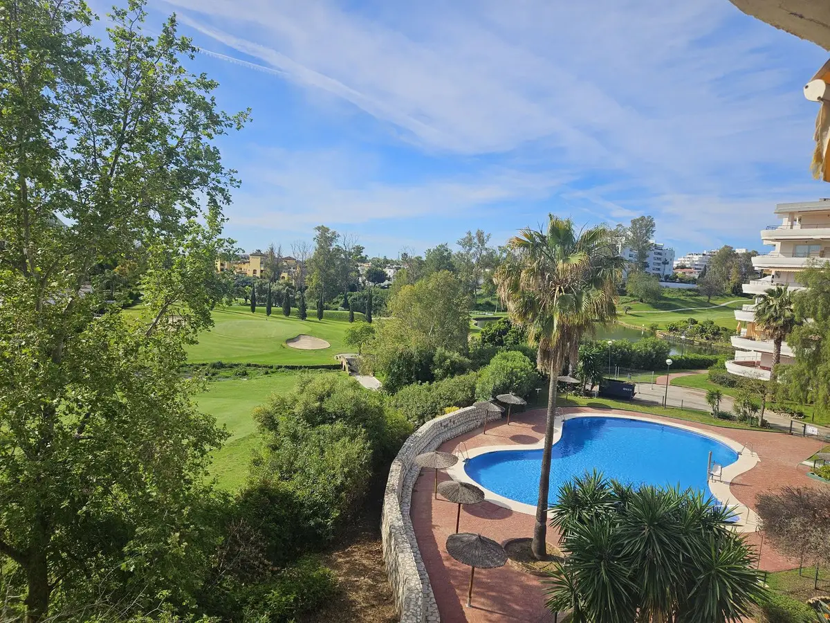 Middle Floor Apartment for sale in Guadalmina Alta — photo 1