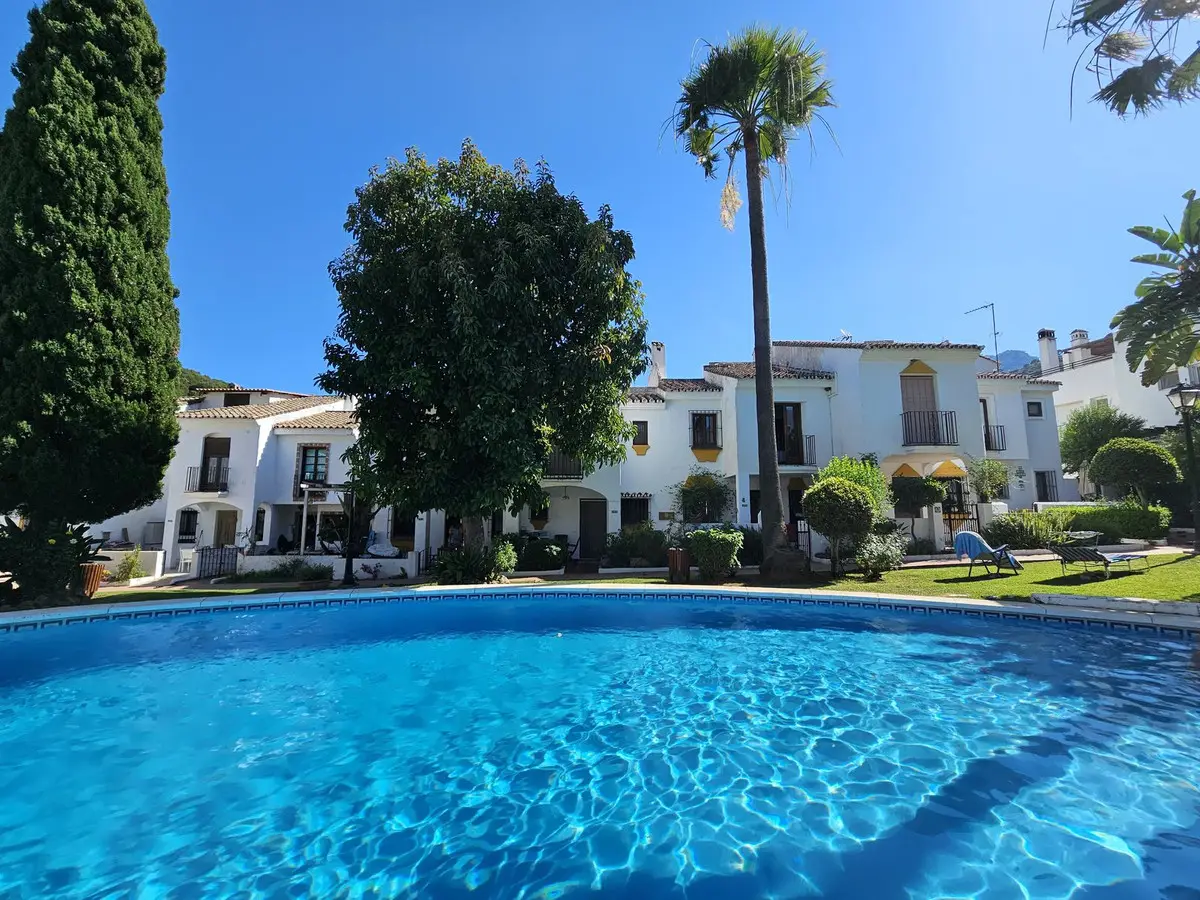 Townhouse for sale in Benahavís — photo 1