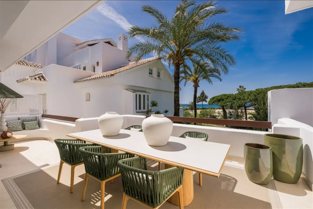 Middle Floor Apartment for sale in Los Monteros — photo 1