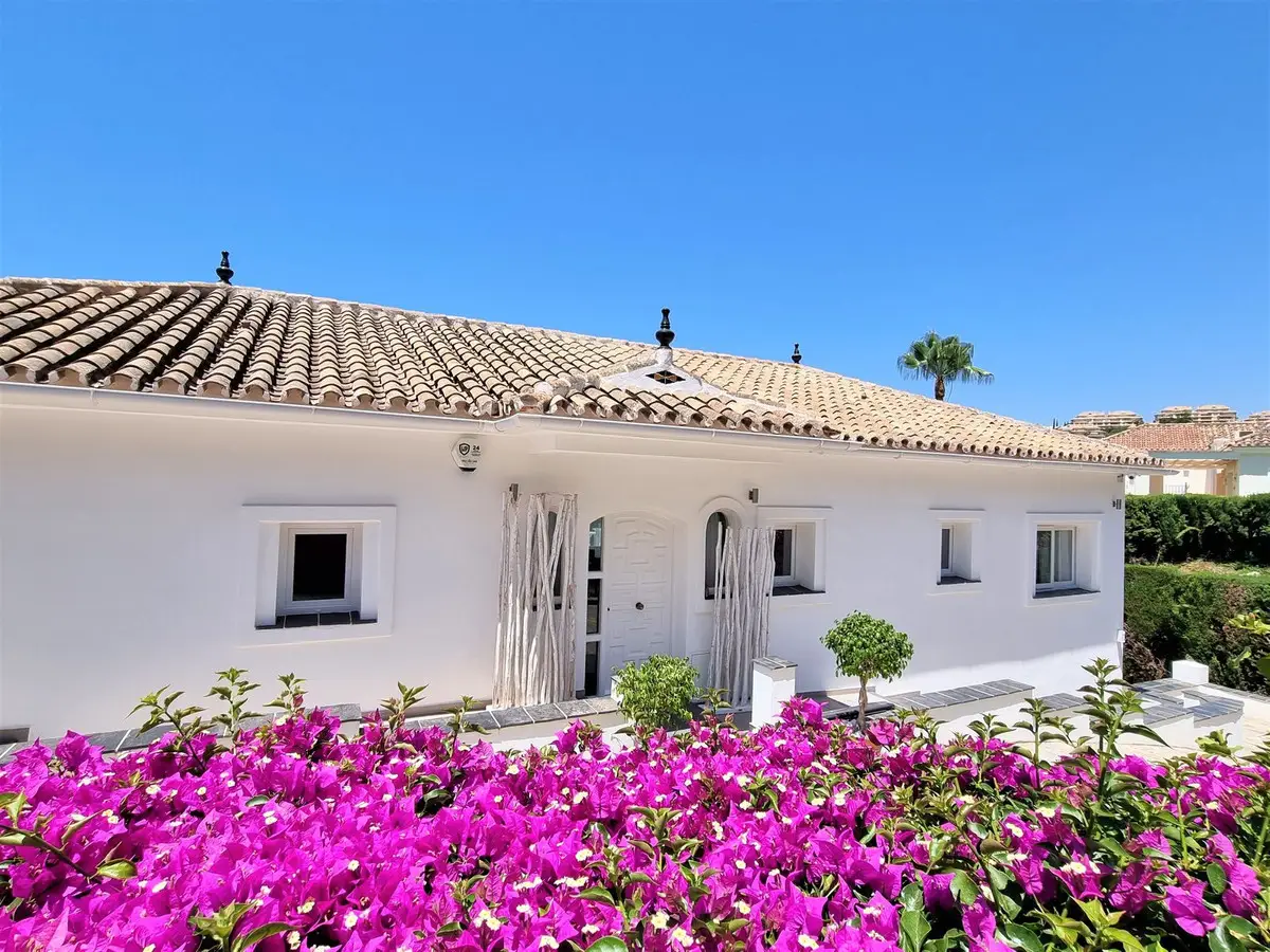 Detached Villa for sale in Elviria — photo 1