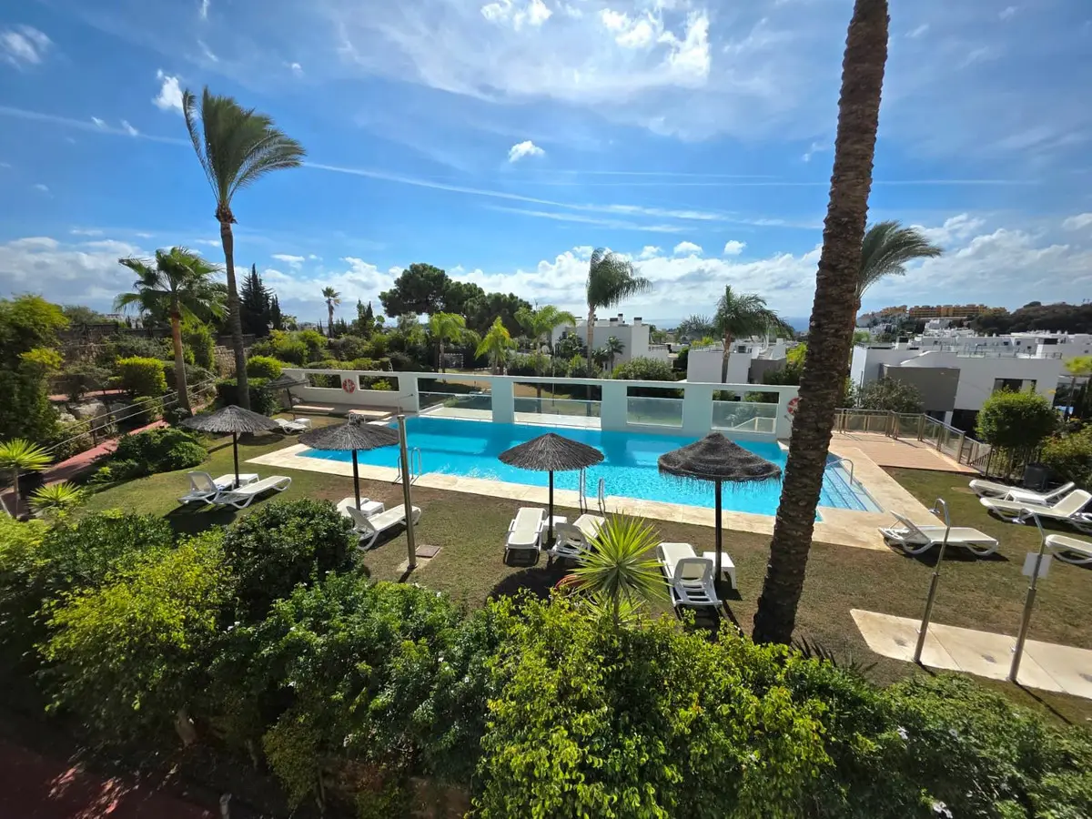 Middle Floor Apartment for sale in Estepona — photo 1
