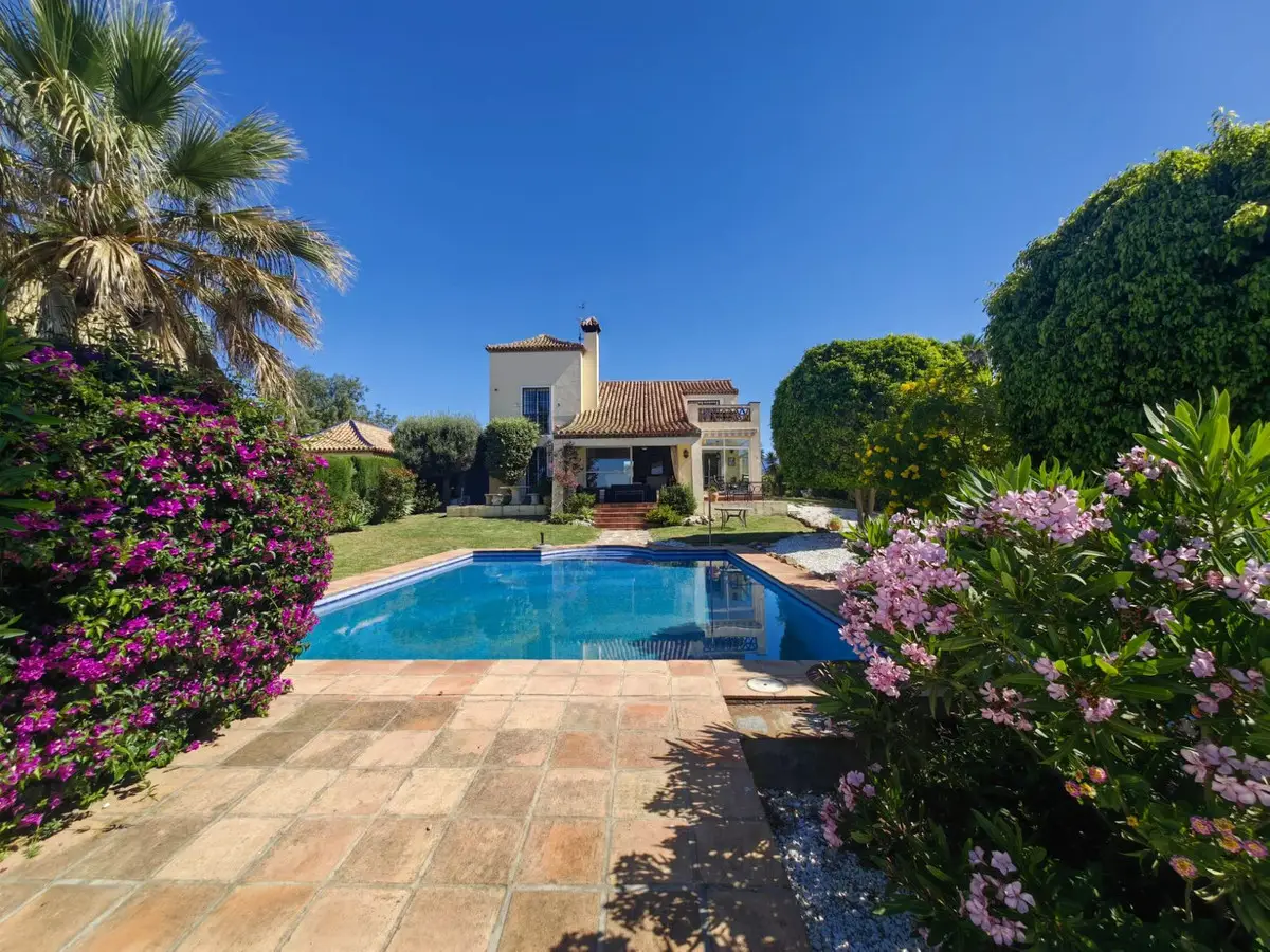 Detached Villa for sale in Estepona — photo 1