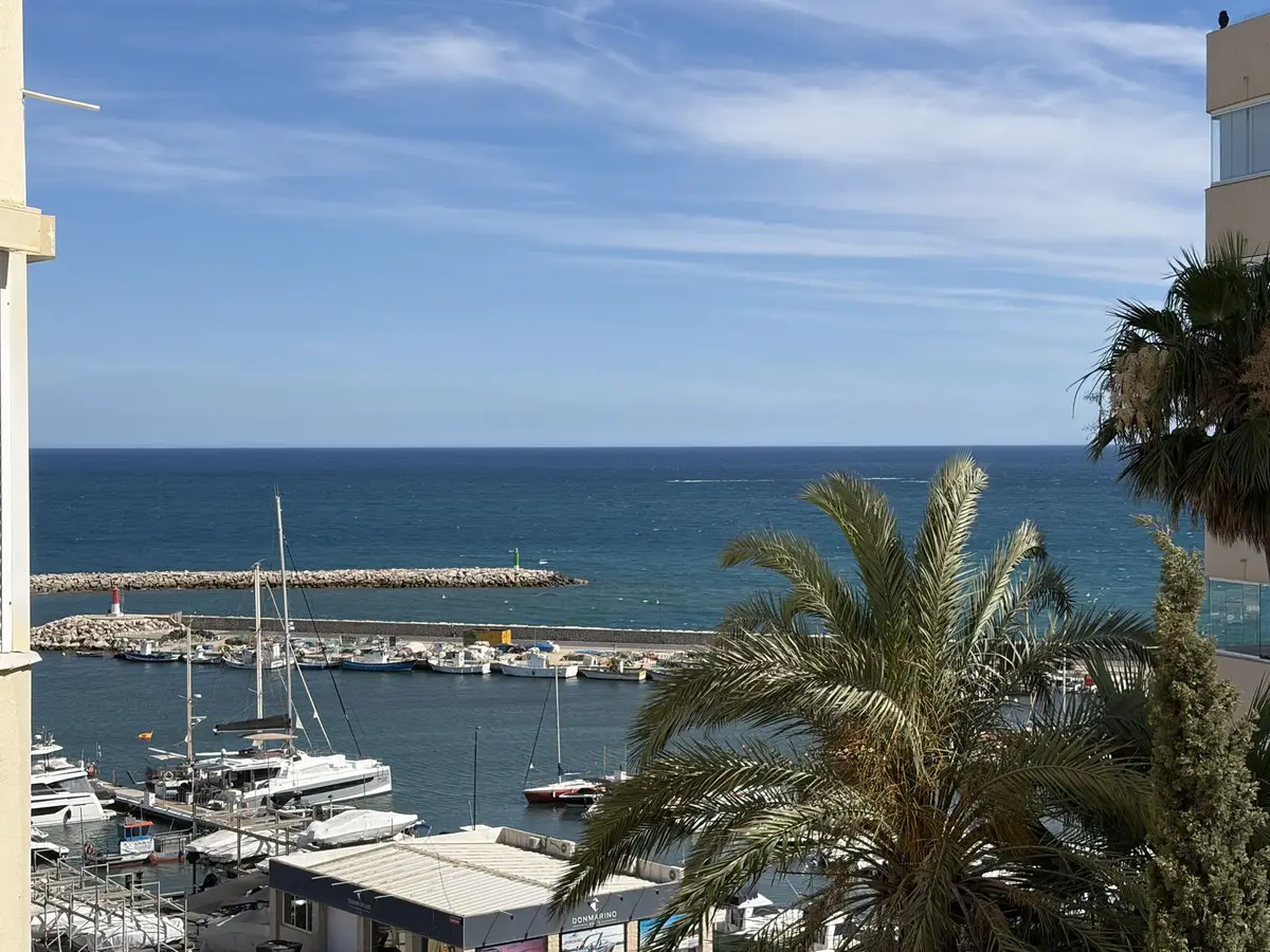 Middle Floor Apartment for sale in Estepona — photo 1