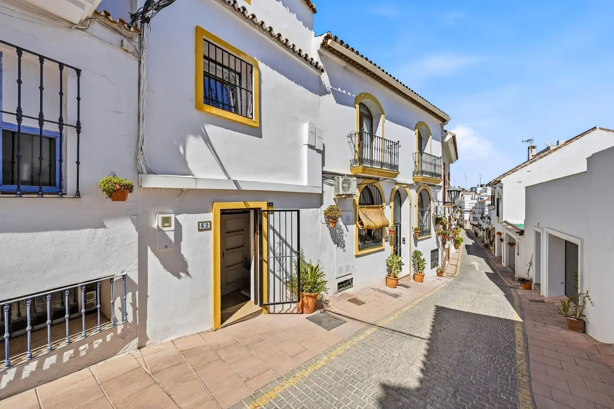 Townhouse for sale in Estepona — photo 1