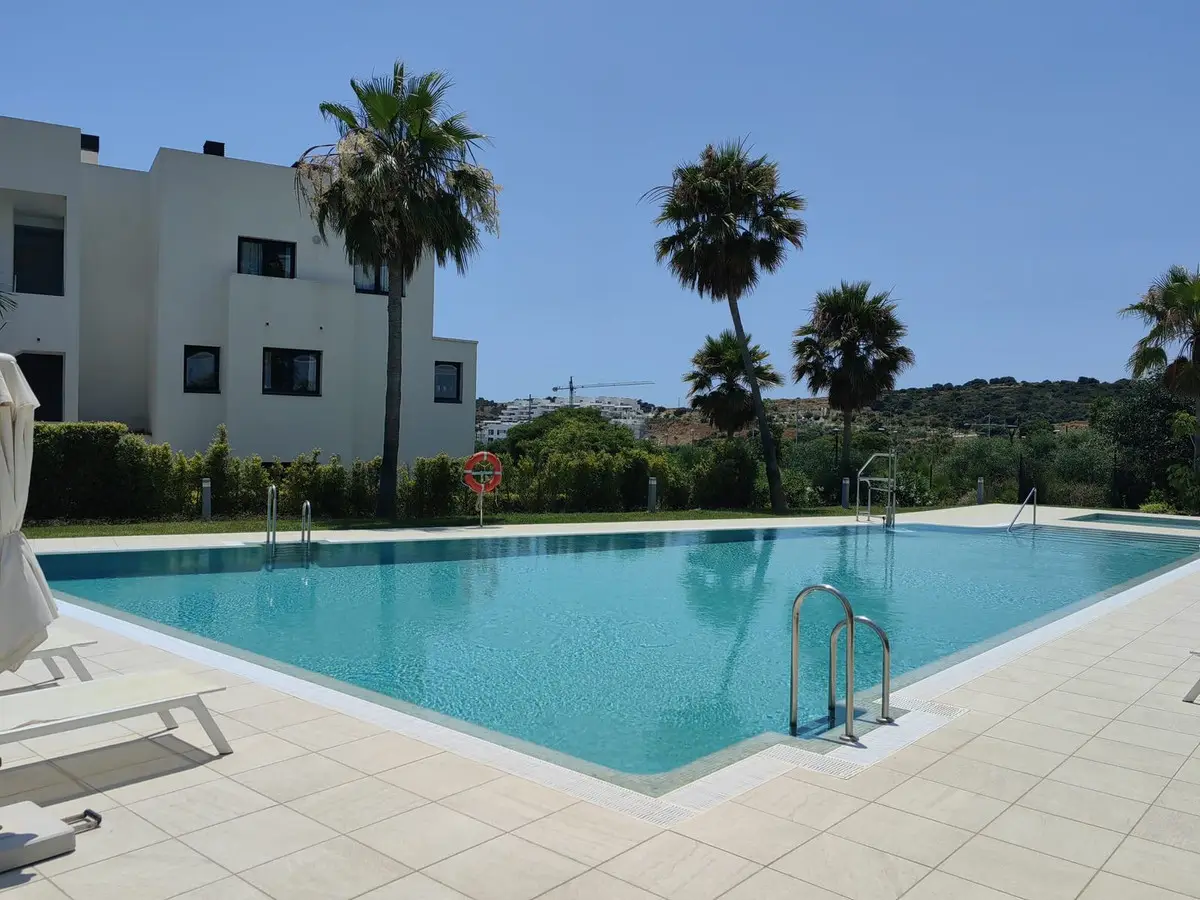 Middle Floor Apartment for sale in Estepona — photo 1