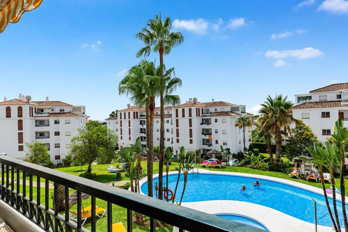 Middle Floor Apartment for sale in Calahonda — photo 1