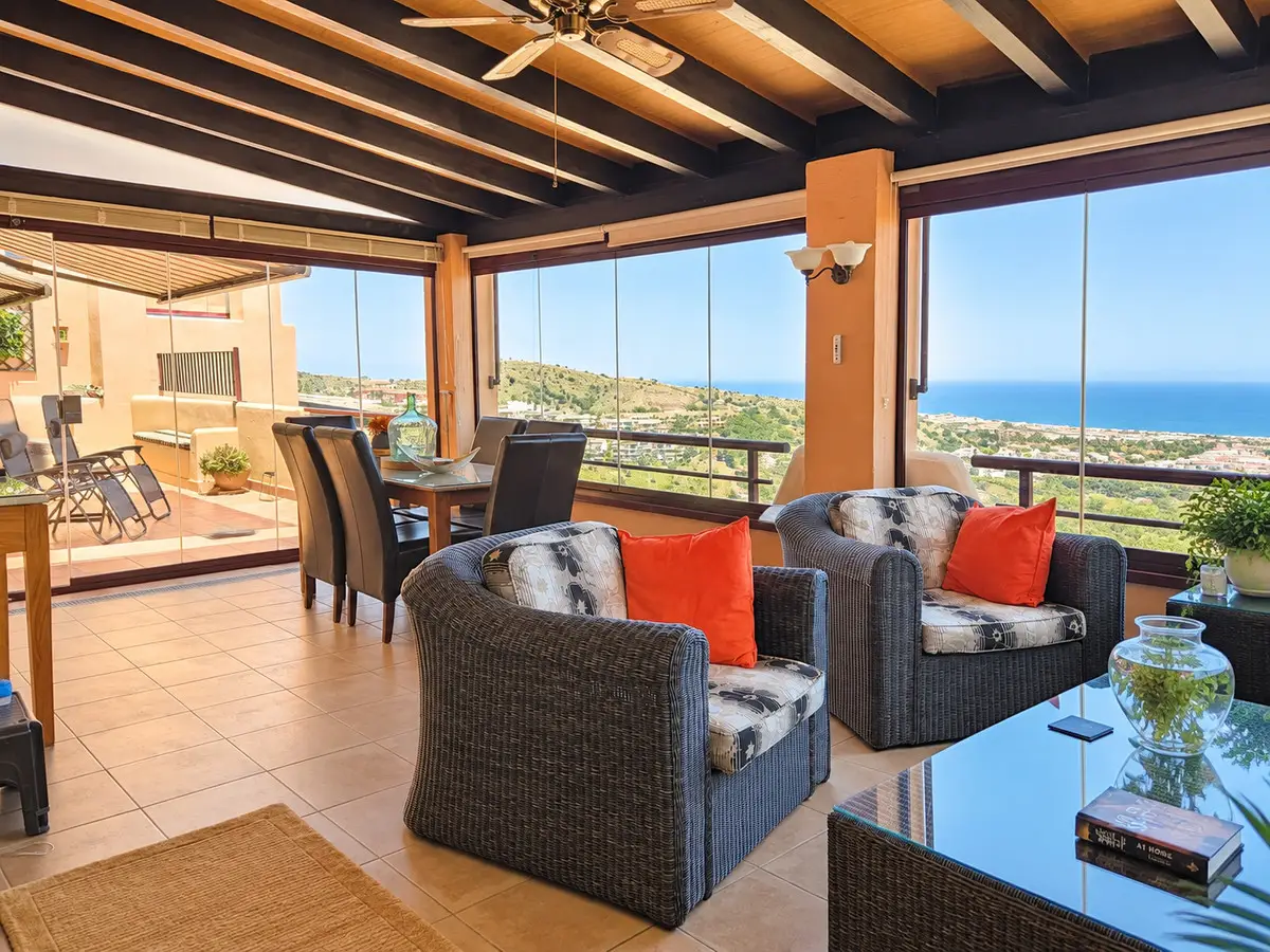 Penthouse for sale in Calahonda — photo 1