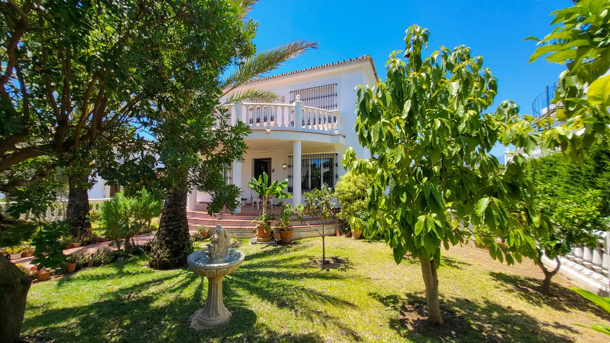 Detached Villa for sale in Elviria — photo 1