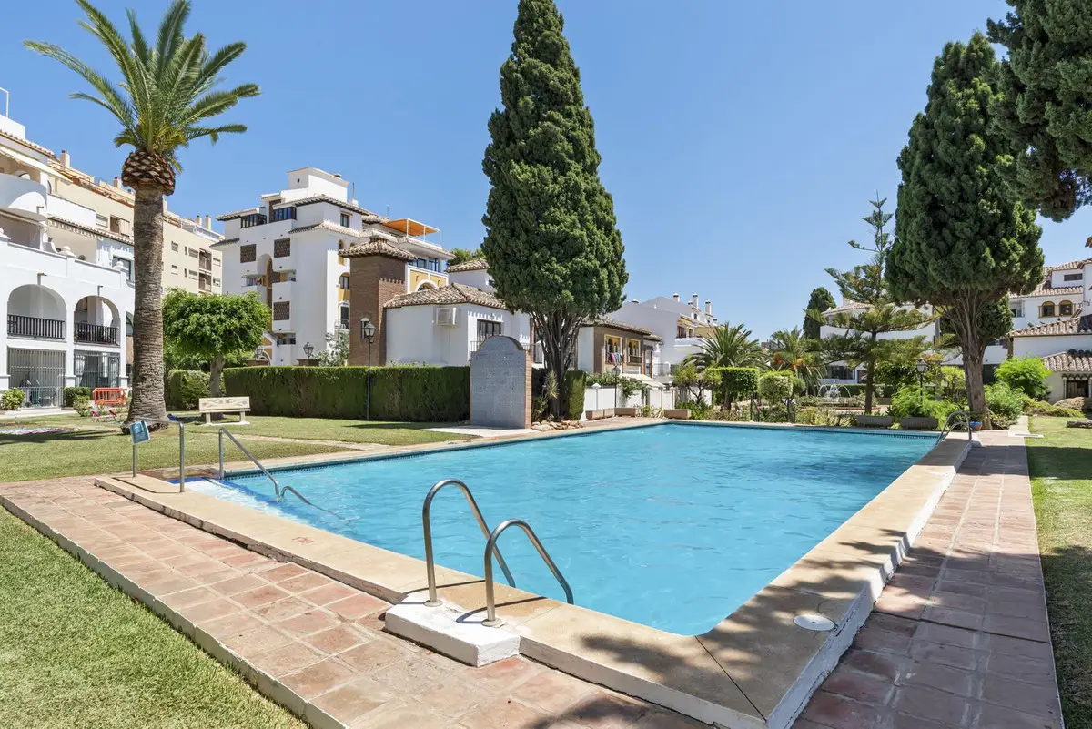 Middle Floor Apartment for sale in Fuengirola — photo 1