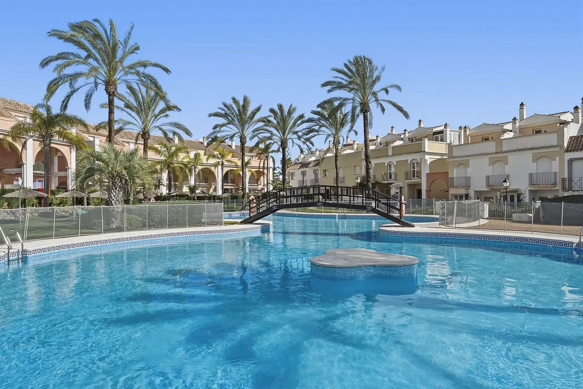 Townhouse for sale in Bahía de Marbella — photo 1