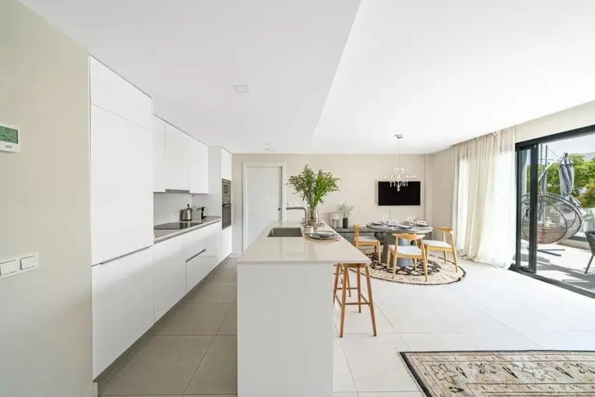Middle Floor Apartment for sale in Estepona — photo 1