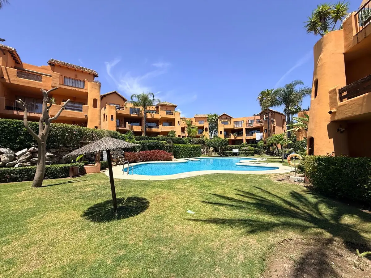 Middle Floor Apartment for sale in Estepona — photo 1