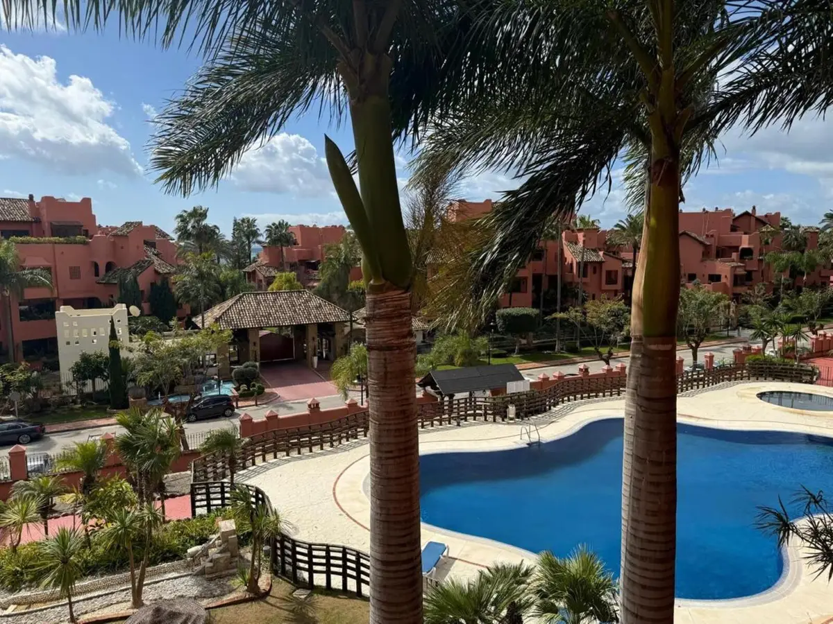 Middle Floor Apartment for sale in Estepona — photo 1