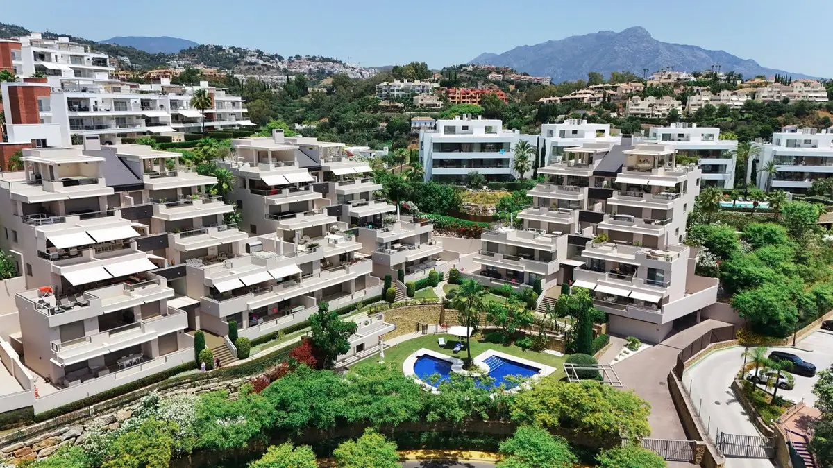 Middle Floor Apartment for sale in Benahavís — photo 1