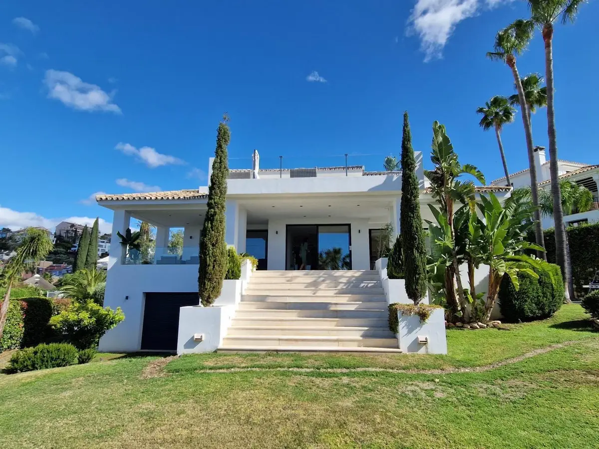 Detached Villa for sale in Nueva Andalucía — photo 1