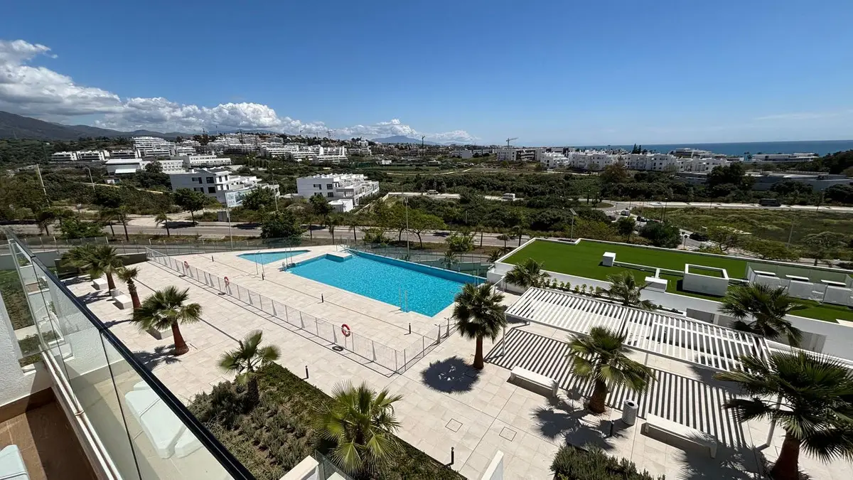 Middle Floor Apartment for sale in Estepona — photo 1