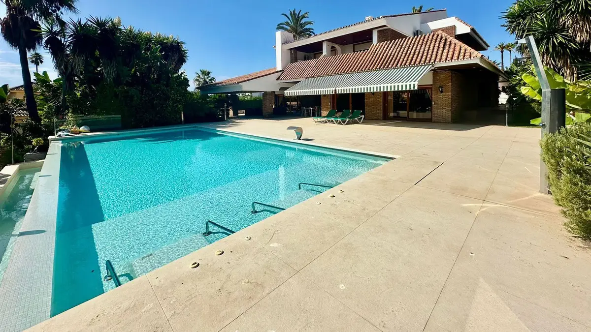 Detached Villa for sale in Nueva Andalucía — photo 1