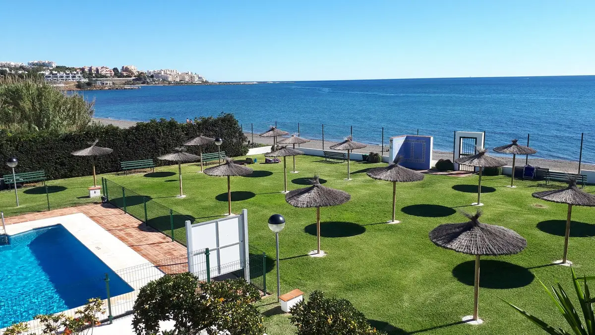 Middle Floor Apartment for sale in Estepona — photo 1