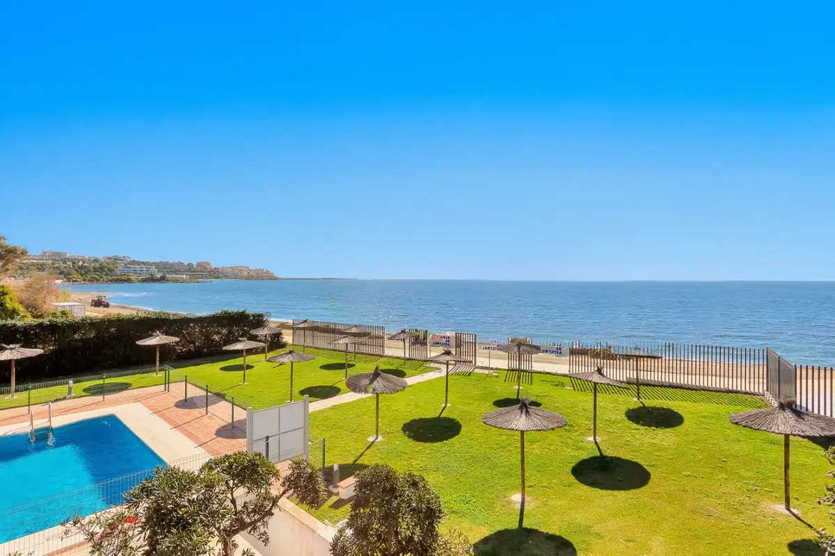 Middle Floor Apartment for sale in Estepona — photo 1
