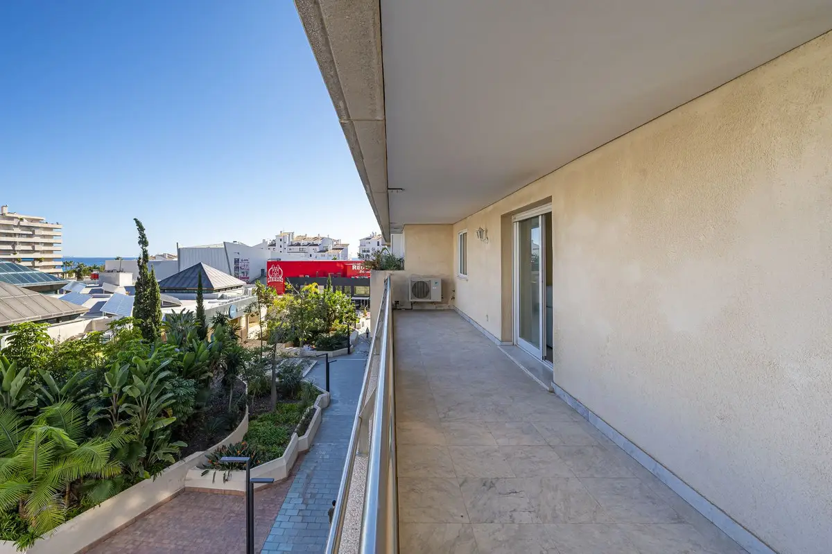 Middle Floor Apartment for sale in Puerto Banús — photo 1