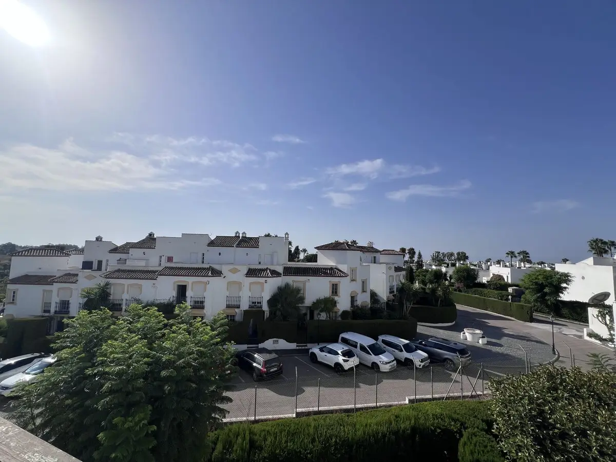 Middle Floor Apartment for sale in Estepona — photo 1