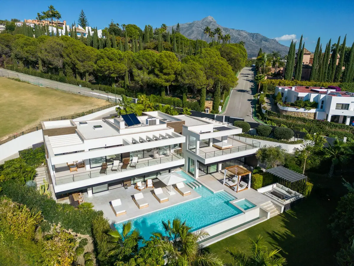Detached Villa for sale in Nueva Andalucía — photo 1