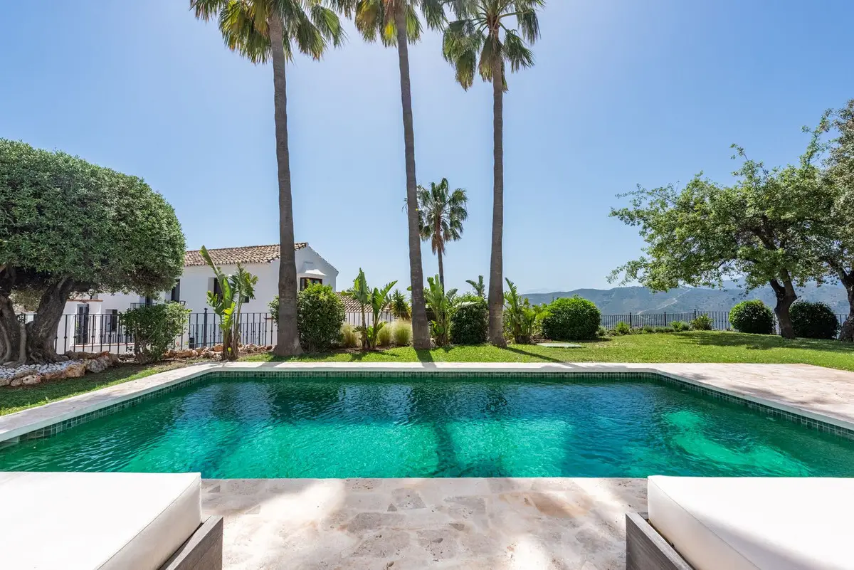 Detached Villa for sale in Istán — photo 1