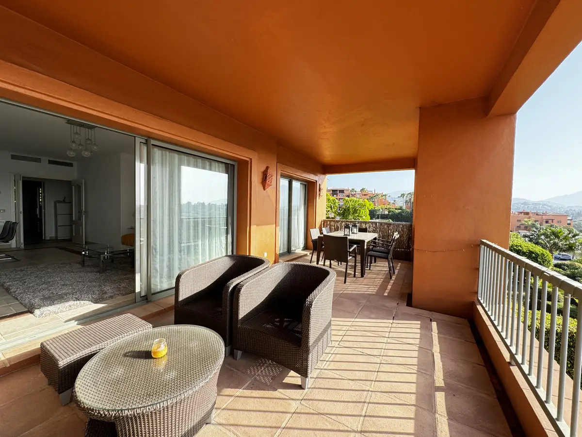 Middle Floor Apartment for sale in Estepona — photo 1
