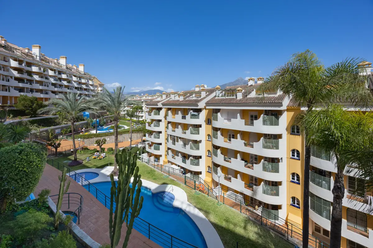 Middle Floor Apartment for sale in Nueva Andalucía — photo 1
