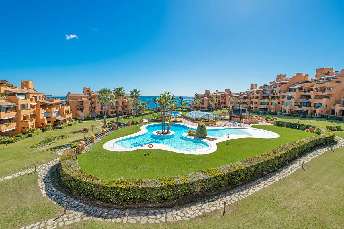 Middle Floor Apartment for sale in Estepona — photo 1