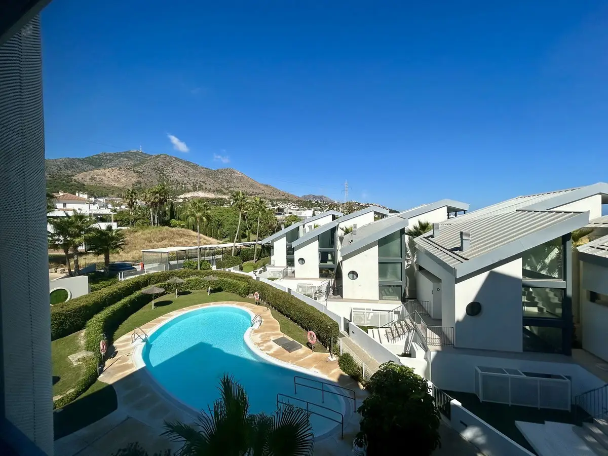Middle Floor Apartment for sale in Fuengirola — photo 1