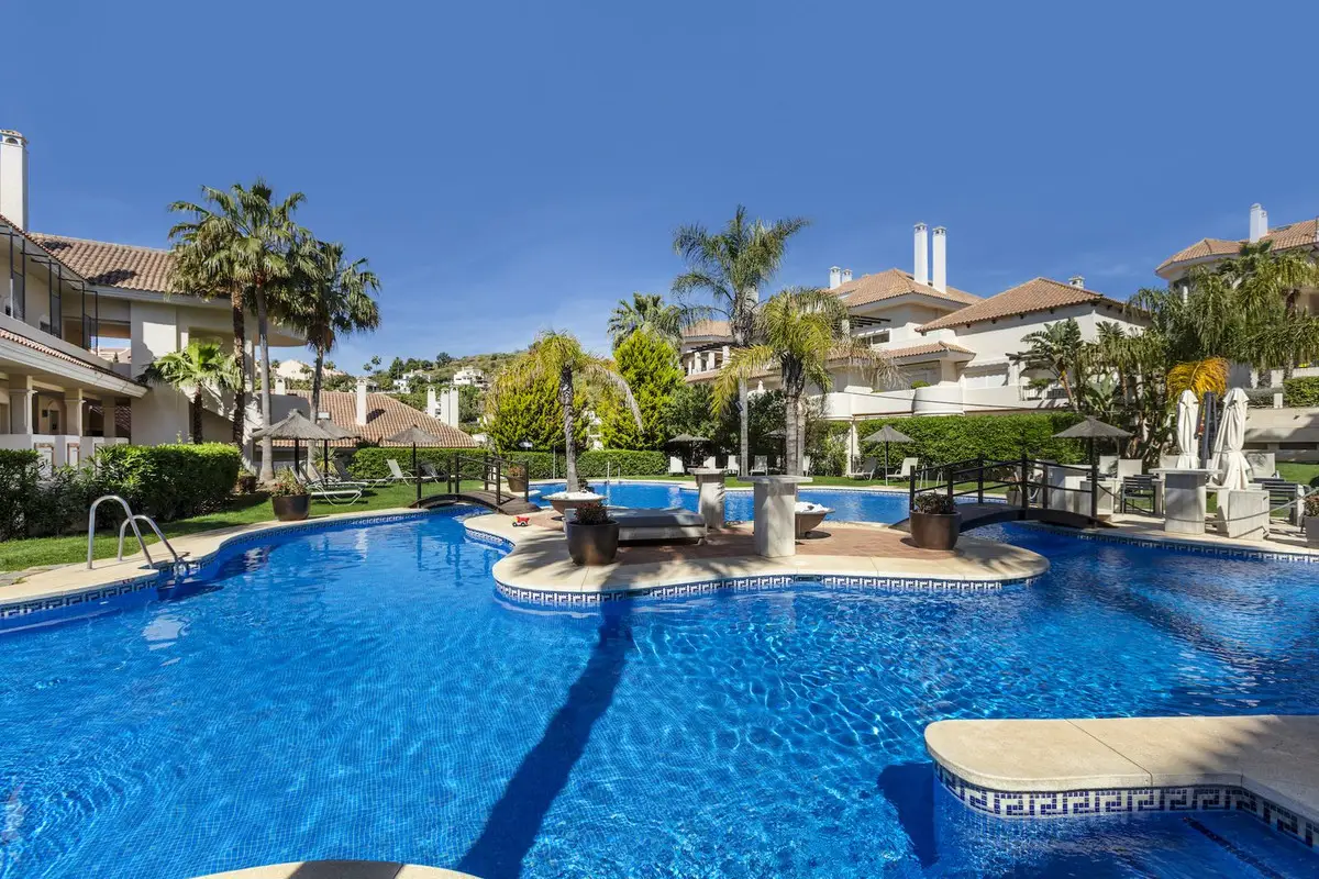 Middle Floor Apartment for sale in Nueva Andalucía — photo 1