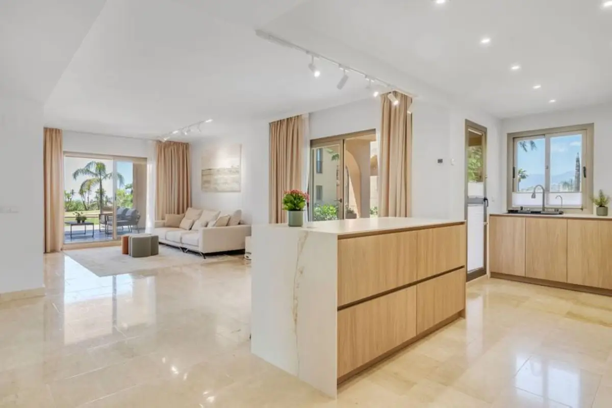Ground Floor Apartment for sale in Benahavís — photo 1