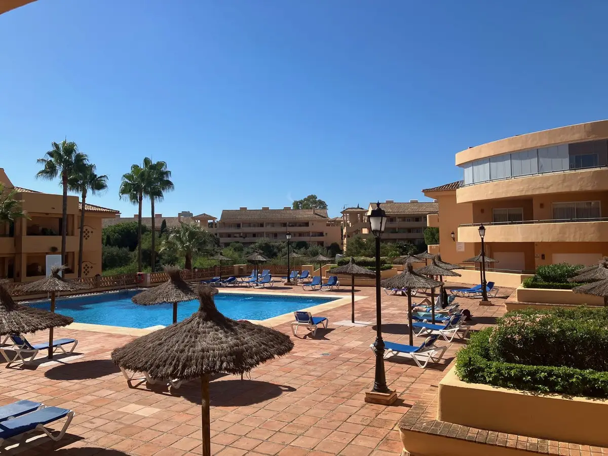 Middle Floor Apartment for sale in Elviria — photo 1